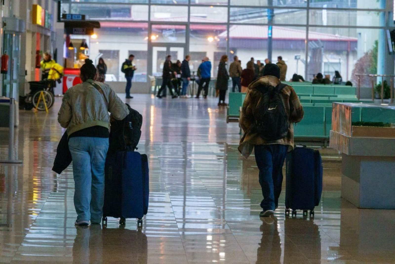 Dos viajeras transitan con sus maletas por el aeropuerto de Peinador