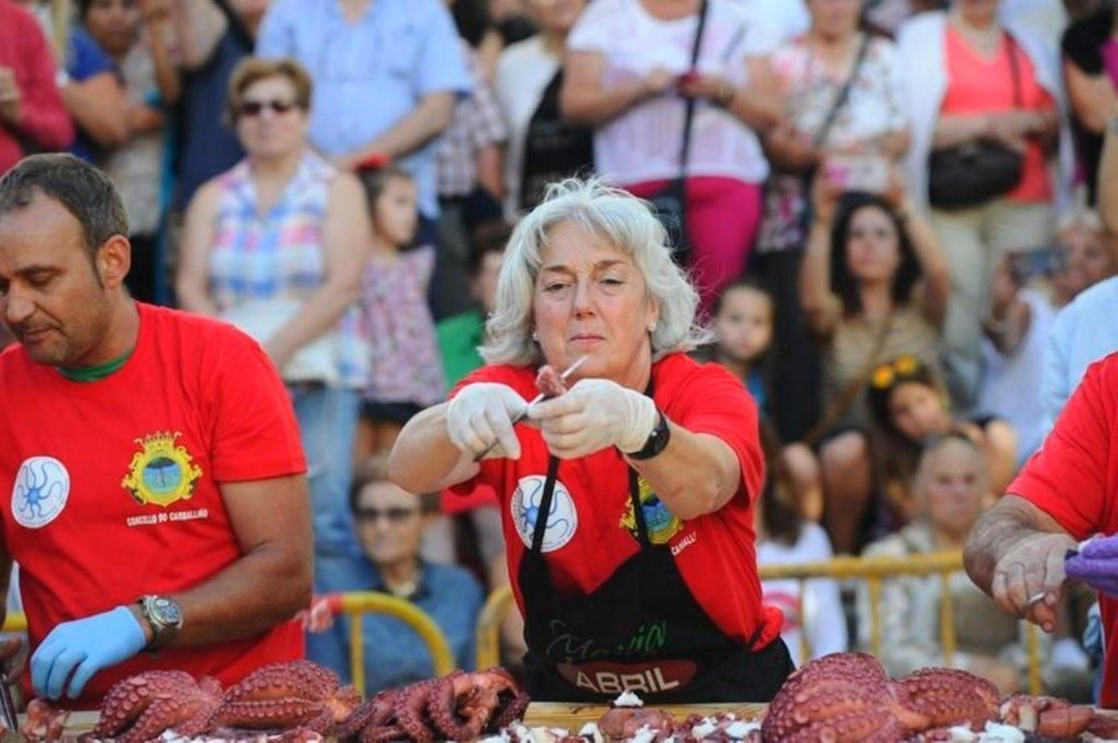 La elaboración de la tapa de pulpo más grande del mundo en Carballino 04