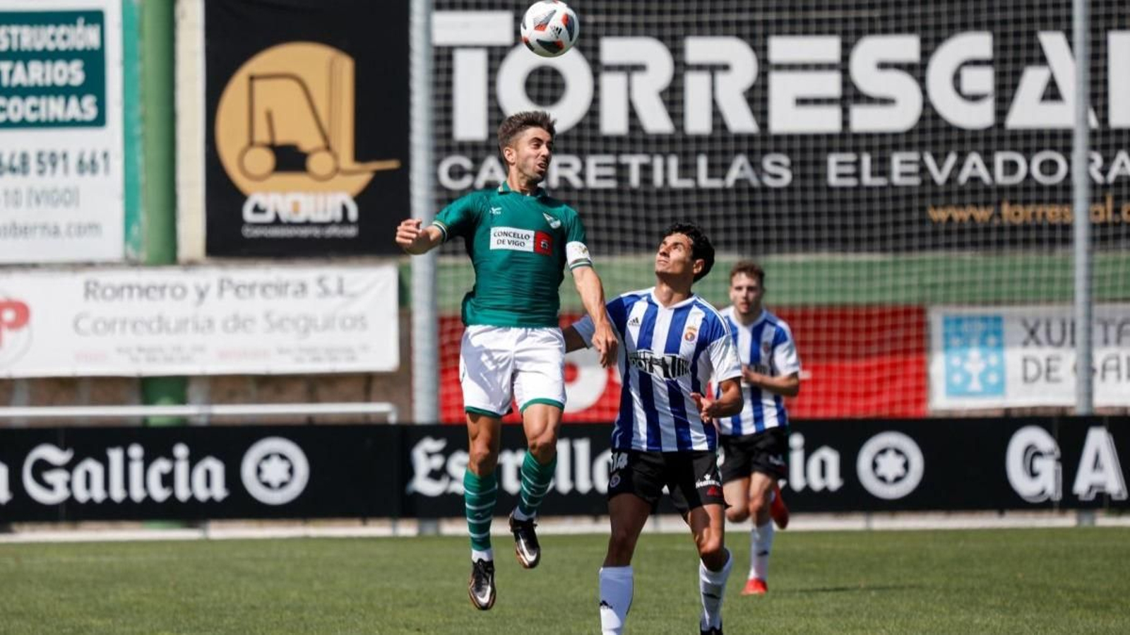 El futbolista vigués cabecea un balón en su último partido de verde, el pasado 14 de mayo ante la Gimnástica.