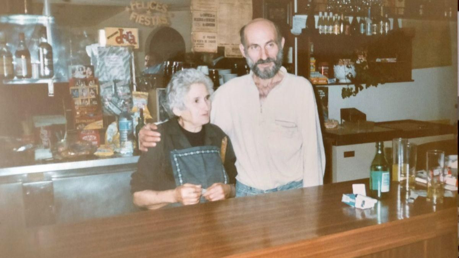 Ramón coa súa nai Teolinda, de quen herdou a popularidade local, que logo espallou a través do “Mesón do Labrego”.