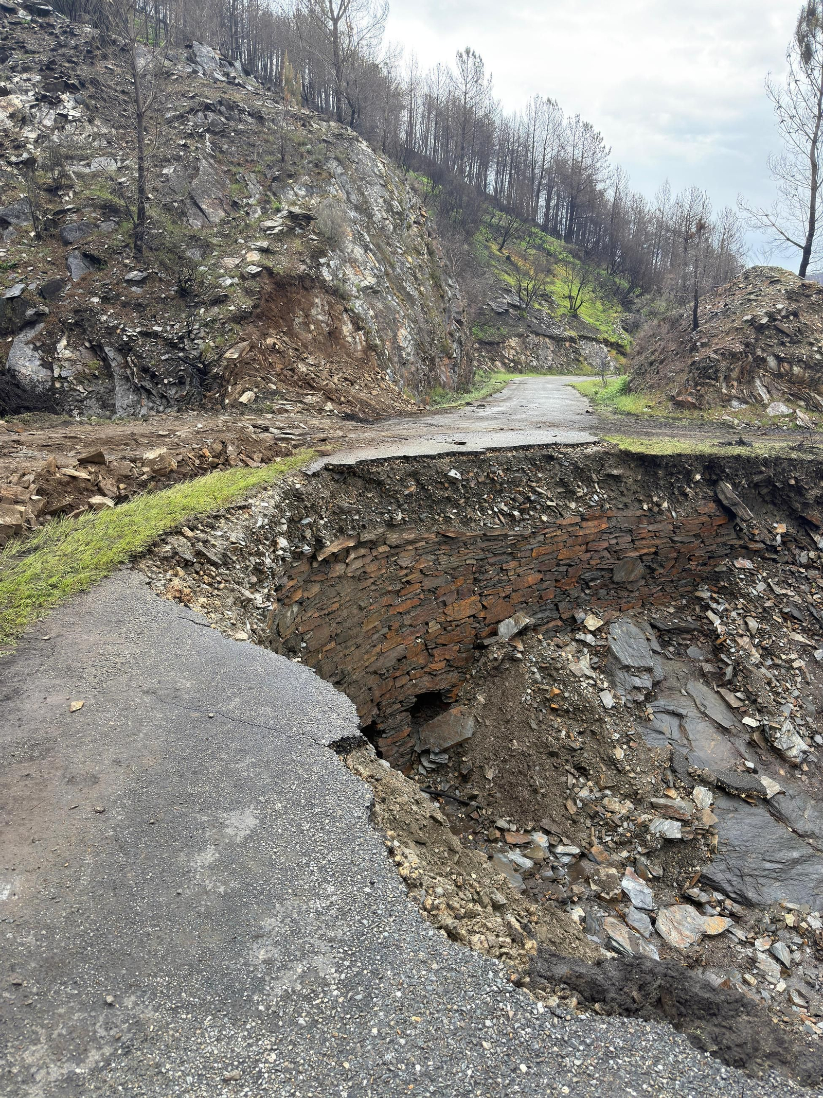 Galería | Un desprendimiento en una carretera de Quiroga provoca un gran socavón y deja cuatro aldeas aisladas