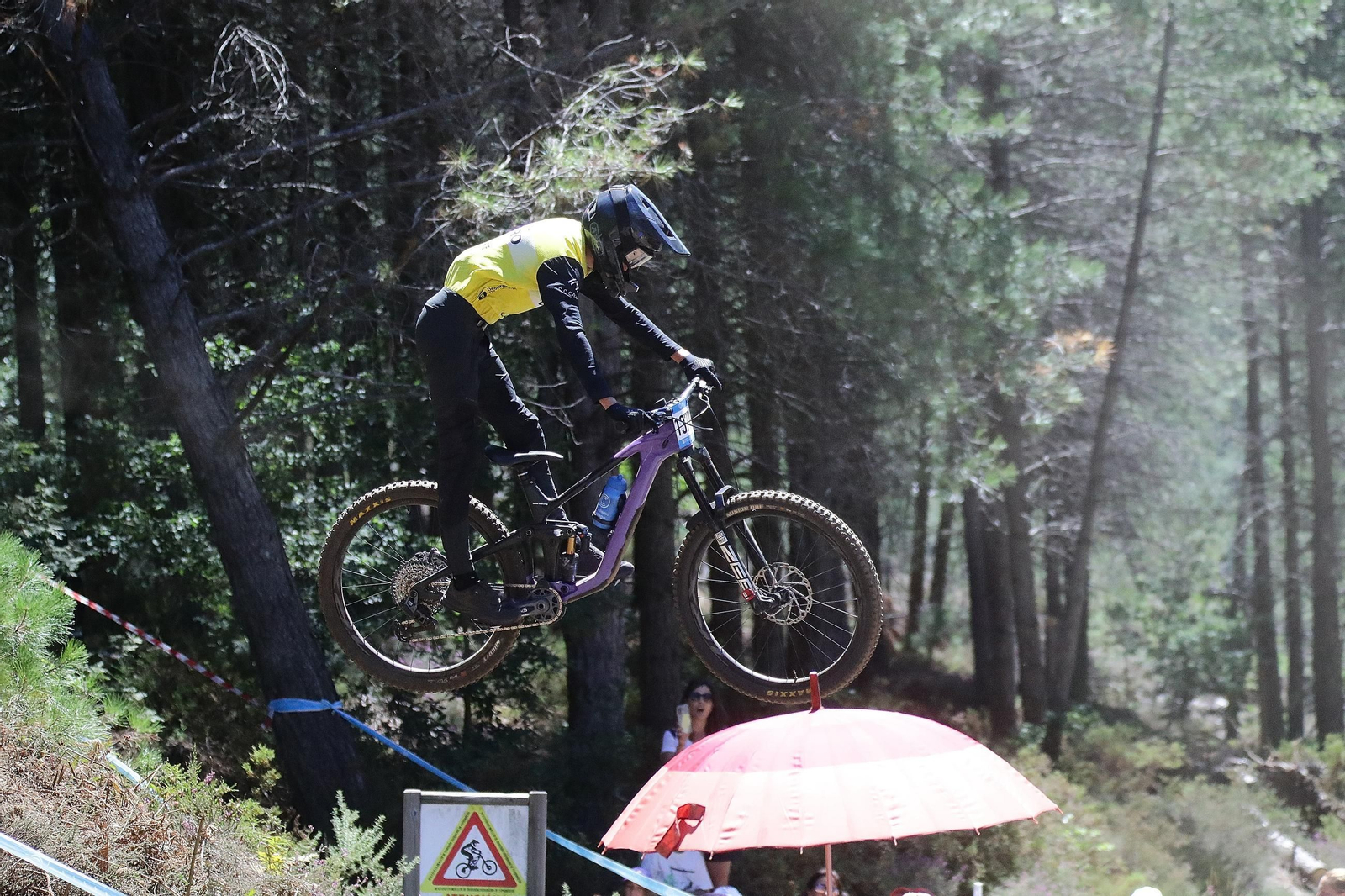 El Autonómico de descenso de mountain bike, un éxito en Xunqueira