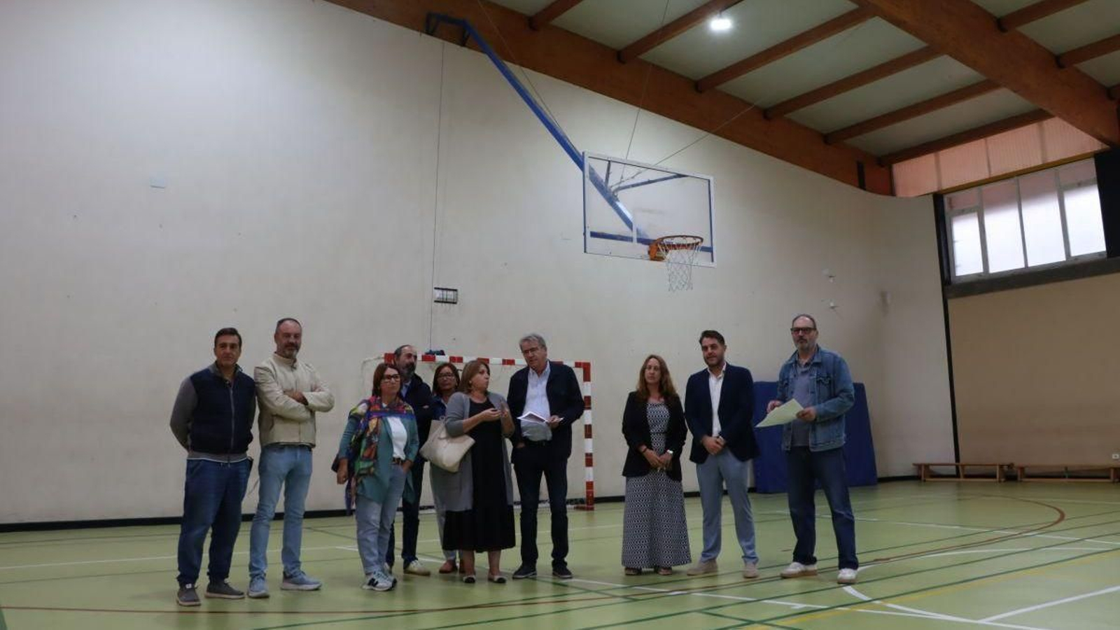 Manuel Pardo y Cristina Cid con docentes del instituto de Allariz, bajo la nueva cubierta.