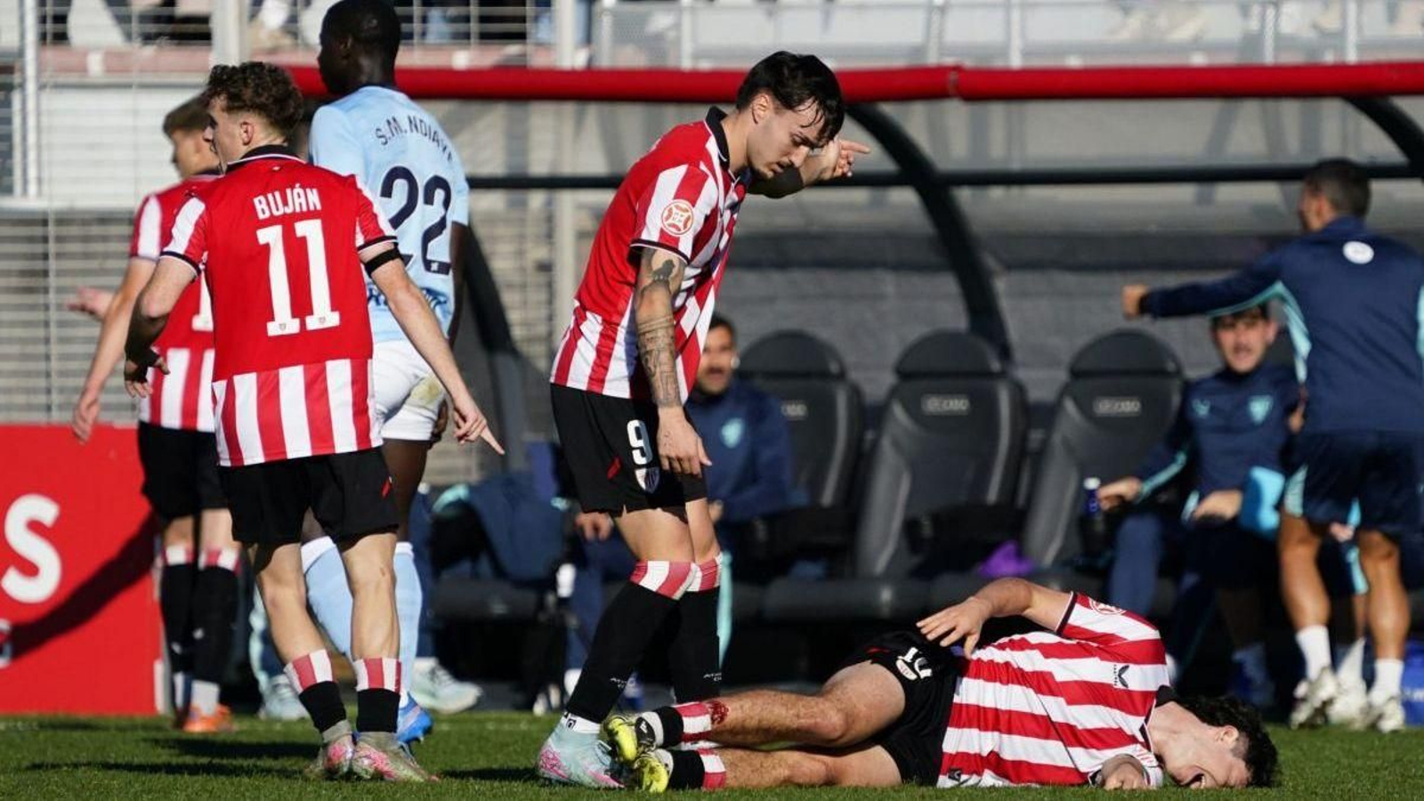 La expulsión de Ndiaye complicó a los celestes pero no evitó que se llevaran la victoria.