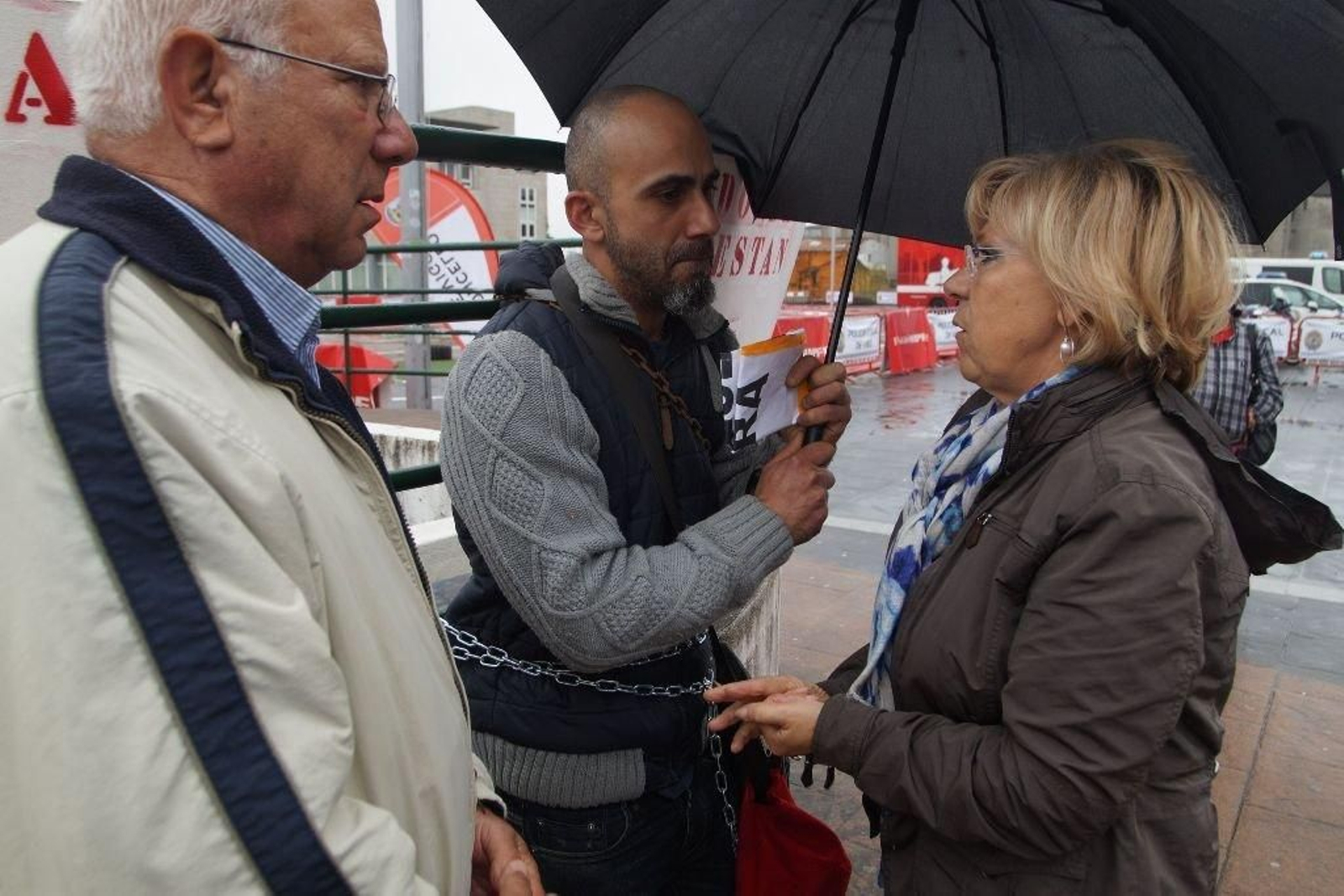 Jacobo Rodríguez, ayer, hablando con la concejala Abelairas bajo la lluvia.
