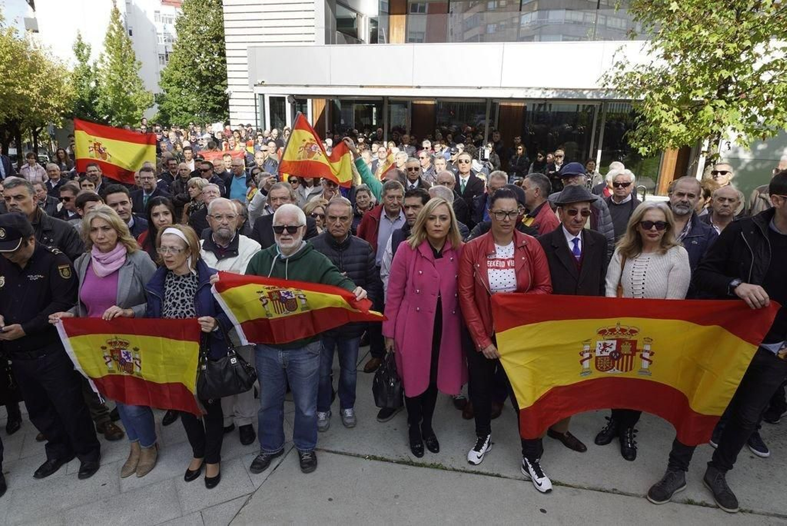Concentración masiva ayer a las puertas de la Comisaría de Vigo, en apoyo de la actuación policial en Cataluña.