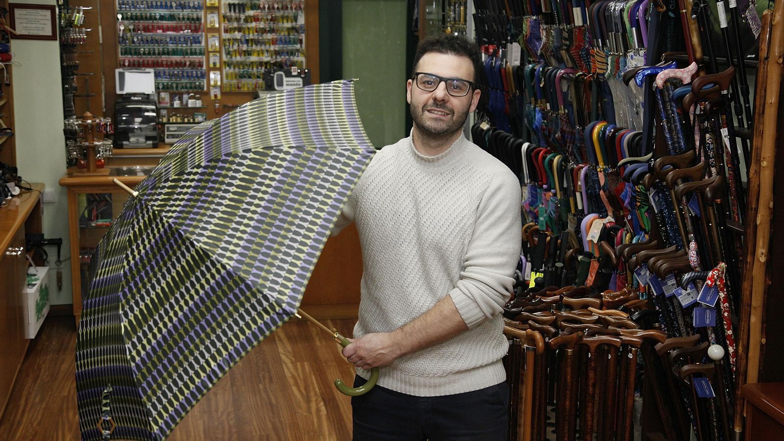 Ángel Carballo, hijo de Benito y Josefina, en la tienda de Avenida das Caldas.