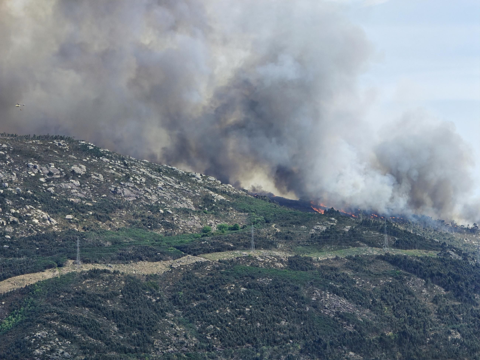 Galería | Las llamas devoran el monte Galleiro, entre Mos, Ponteareas y Pazos de Borbén