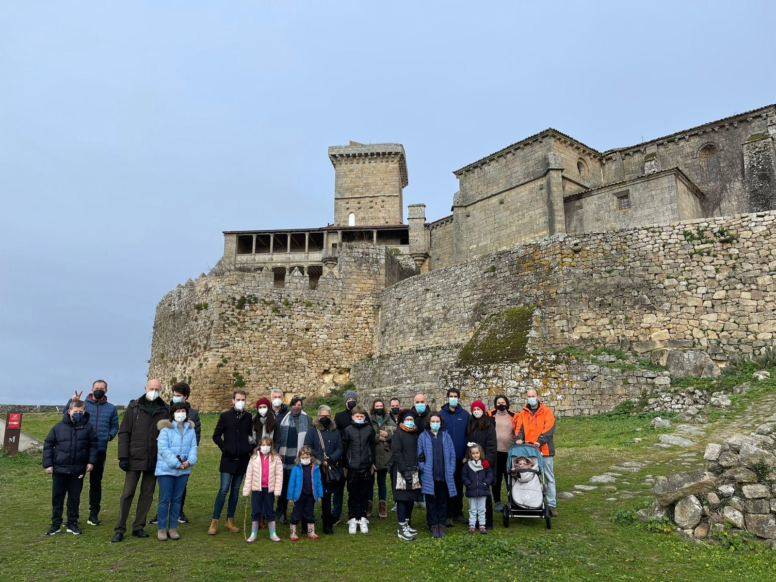 Un grupo de turistas en una visita guiada.
