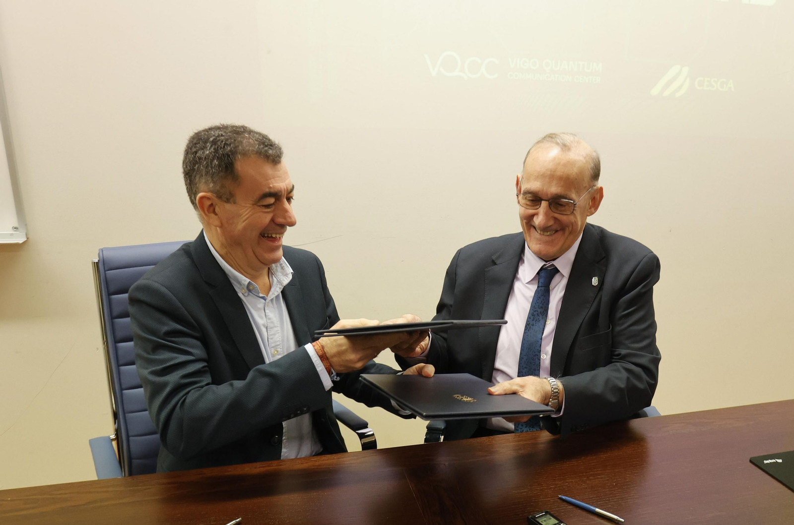 El conselleiro Román Rodríguez y el rector Manuel Reigosa, en la firma del acuerdo