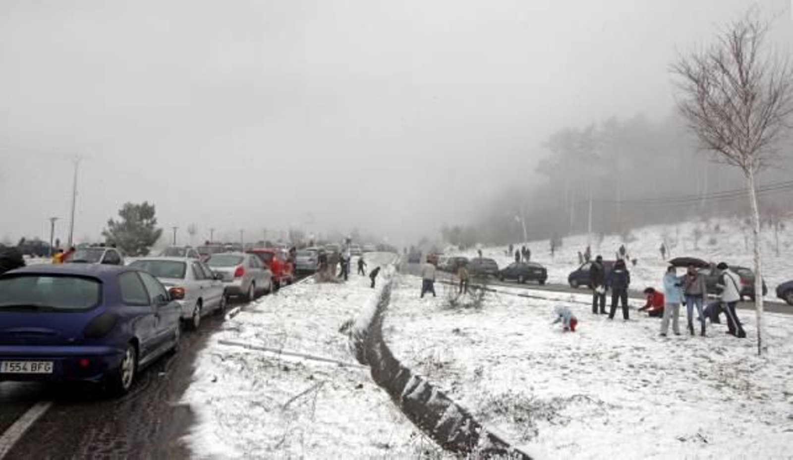 Imagen que presentaba ayer el campus de la Universidad, con familias enteras jugando con la nieve y numerosos coches aparcados en sus accesos. foto: marta brea.