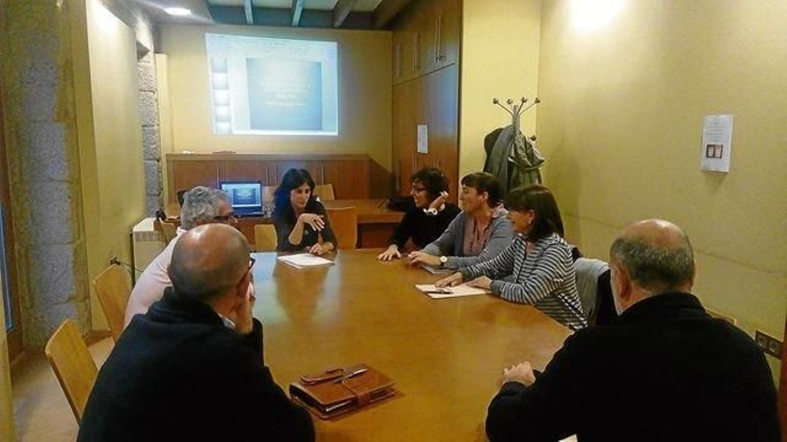 Una de las reuniones de la mesa celebrada en el Fogar dos Maiores de Allariz.