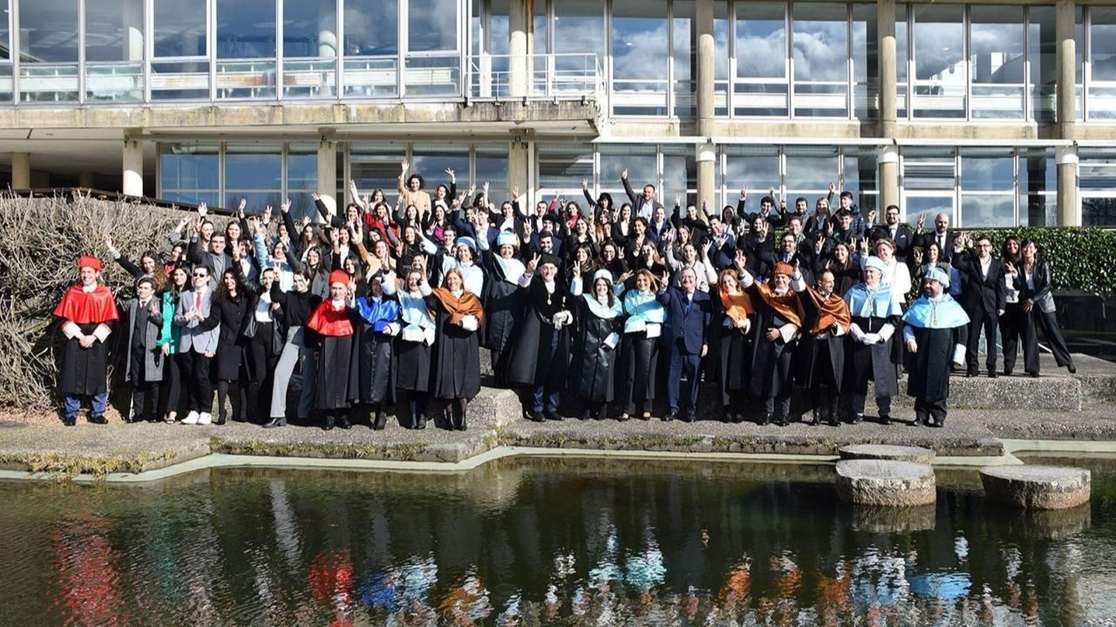 Foto de familia de los 150 premiados por la UVigo, ayer.