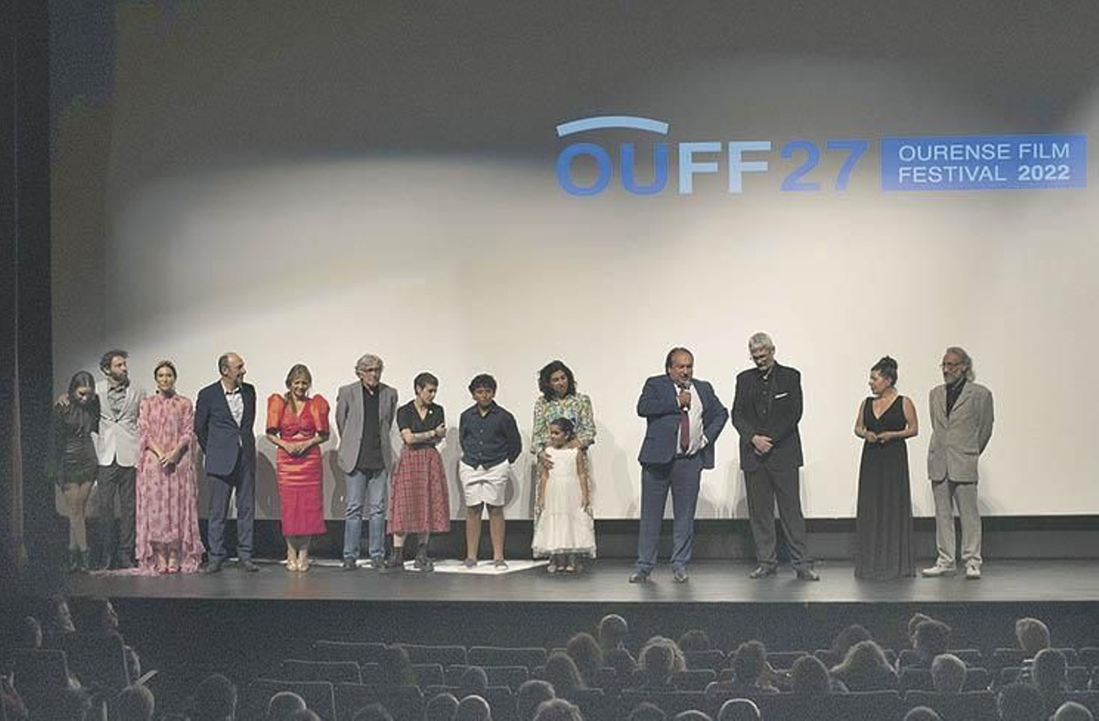 Foto de familia de gran parte del equipo de la película inaugural, “O home e o can”, dirigida por Ángel de la Cruz y rodada en Ourense.