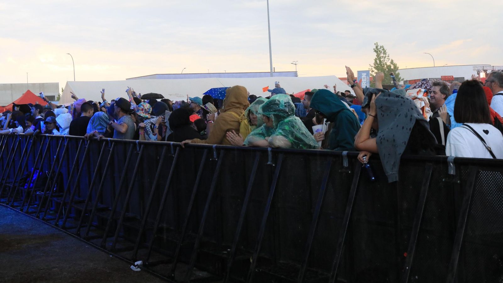 Asistentes del Ouren Sound Fest ante la lluvia.