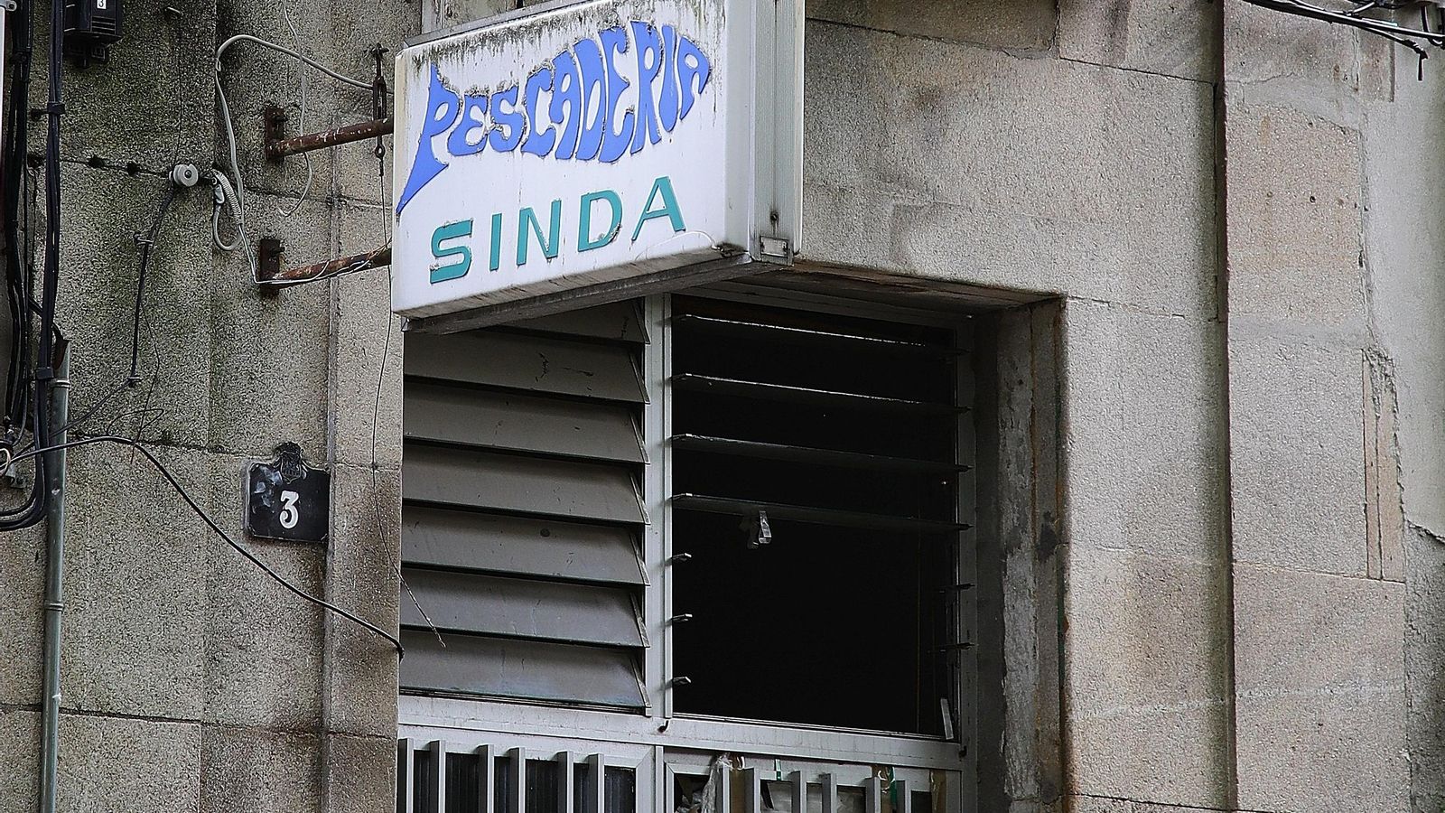 Ventana rota por donde los okupas accedieron al negocio.