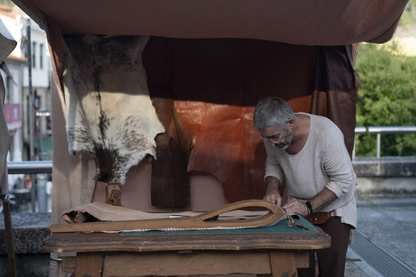 Uno de los artesanos trabajando el cuero.