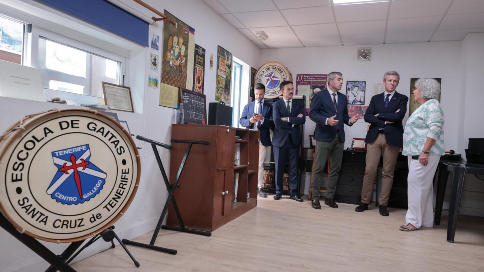 El presidente gallego durante su visita al Centro Gallego de Tenerife
