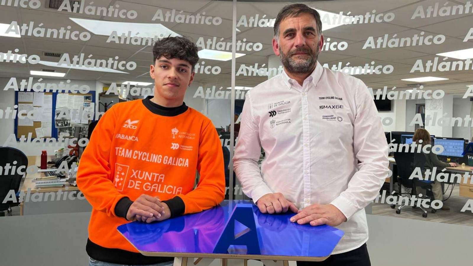 Miguel Pérez, ciclista, y Javier Fernández, director del equipo.