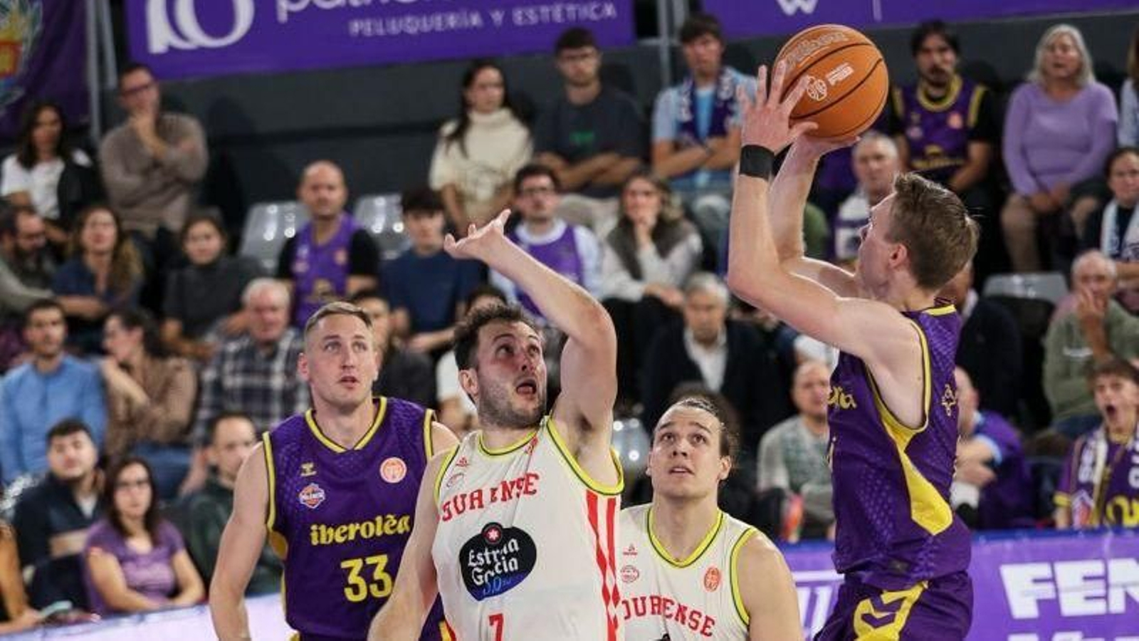 Tobias Borg lanza por encima de Xabi Oroz durante el partido en Palencia.