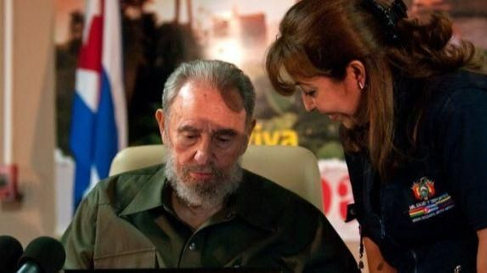 Fidel Castro con una médico cubana.