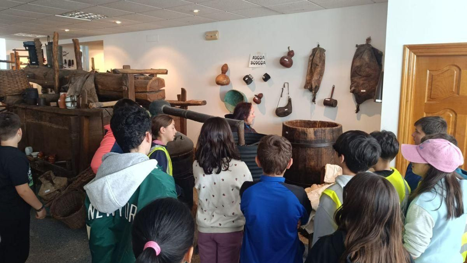 Alumnos do CEIP Bibei durante a visita ao museo de Vilariño de Conso.