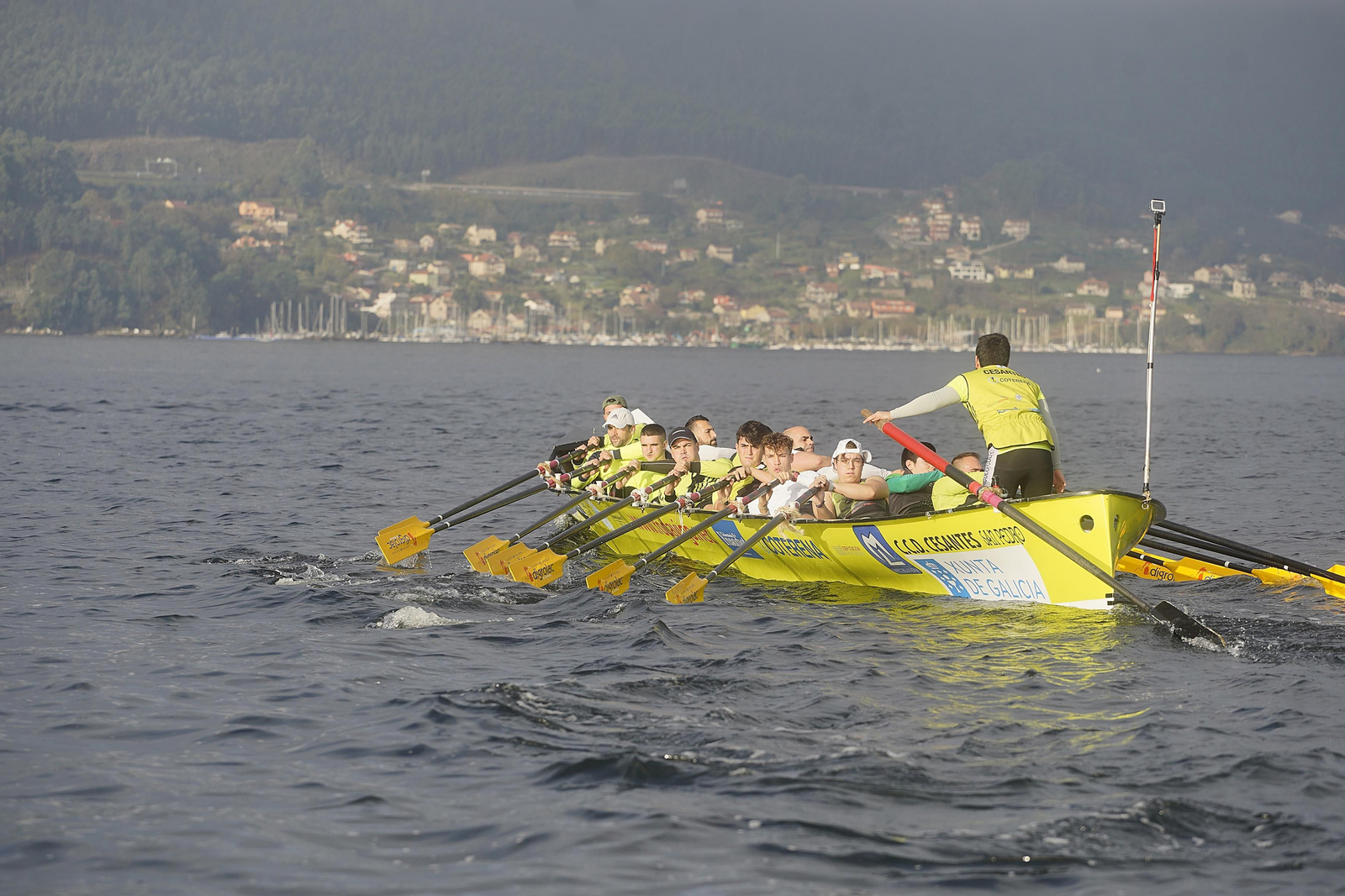 Participantes en la sesión de remo de +Deporte Atlántico en Cesantes.