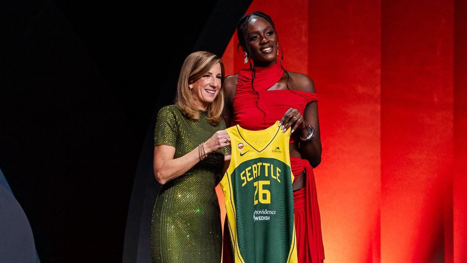 Awa Fam tras ser seleccionada con el pick 3 del draft de la WNBA por Seattle Storm.
