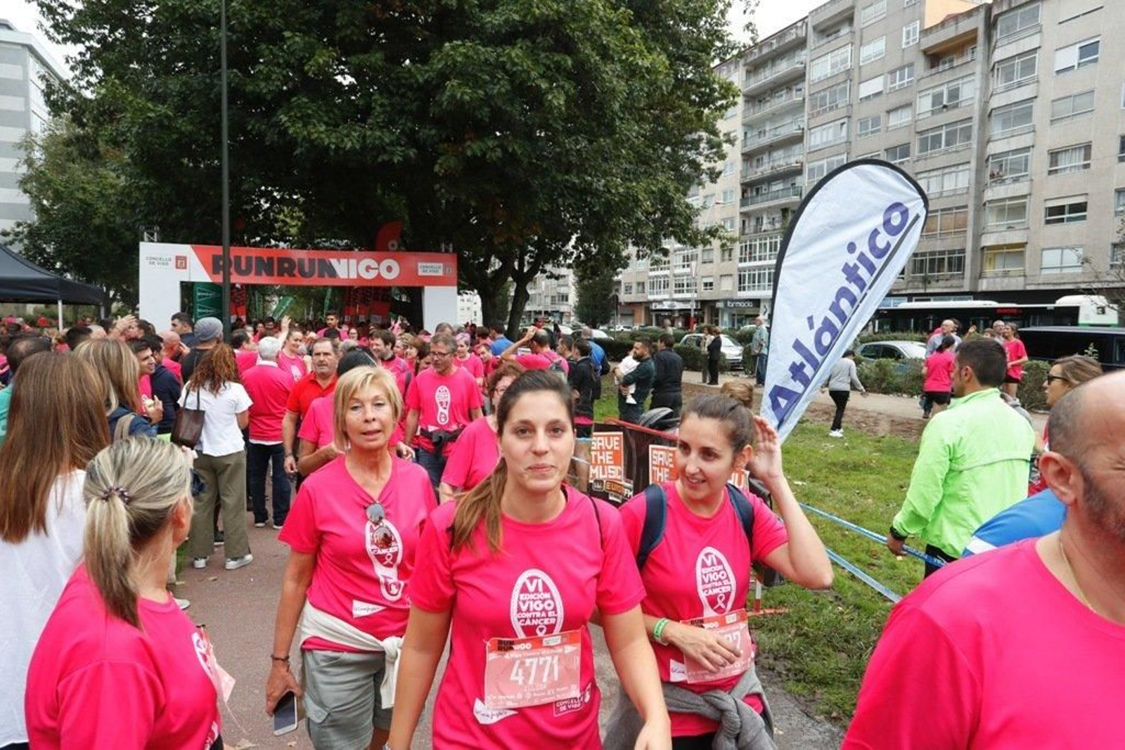 El color rosa abarrotó la Avenida de Castelao - JV Landín 160
