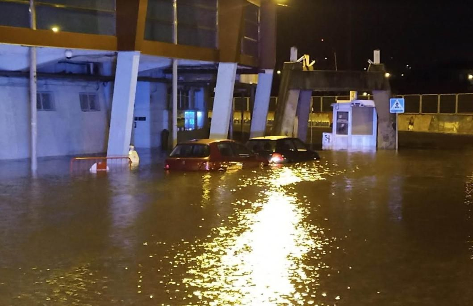 Balaídos, esta mañana, anegado. // Policía Local