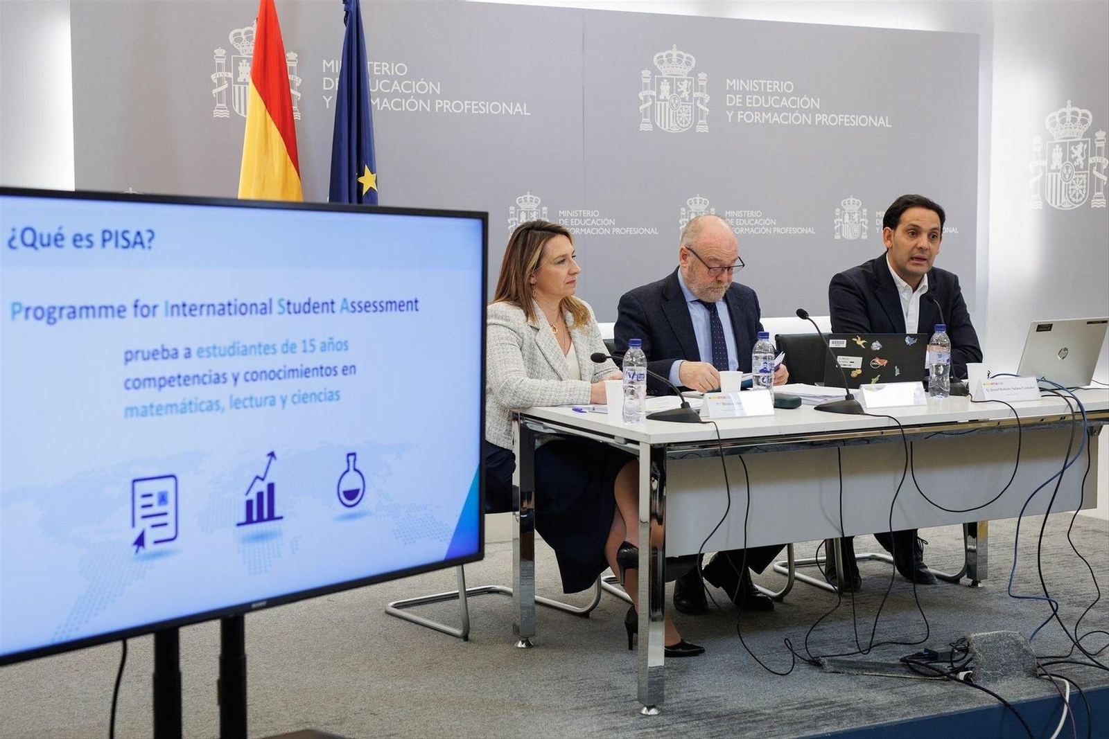 La directora general de Evaluación y Cooperación Territorial, Mónica Domínguez; el secretario de Estado de Educación, José Manuel Bar y el analista Senior de PISA, Daniel Salinas, durante la presentación de los resultados del informe PISA 2022. Foto: EP