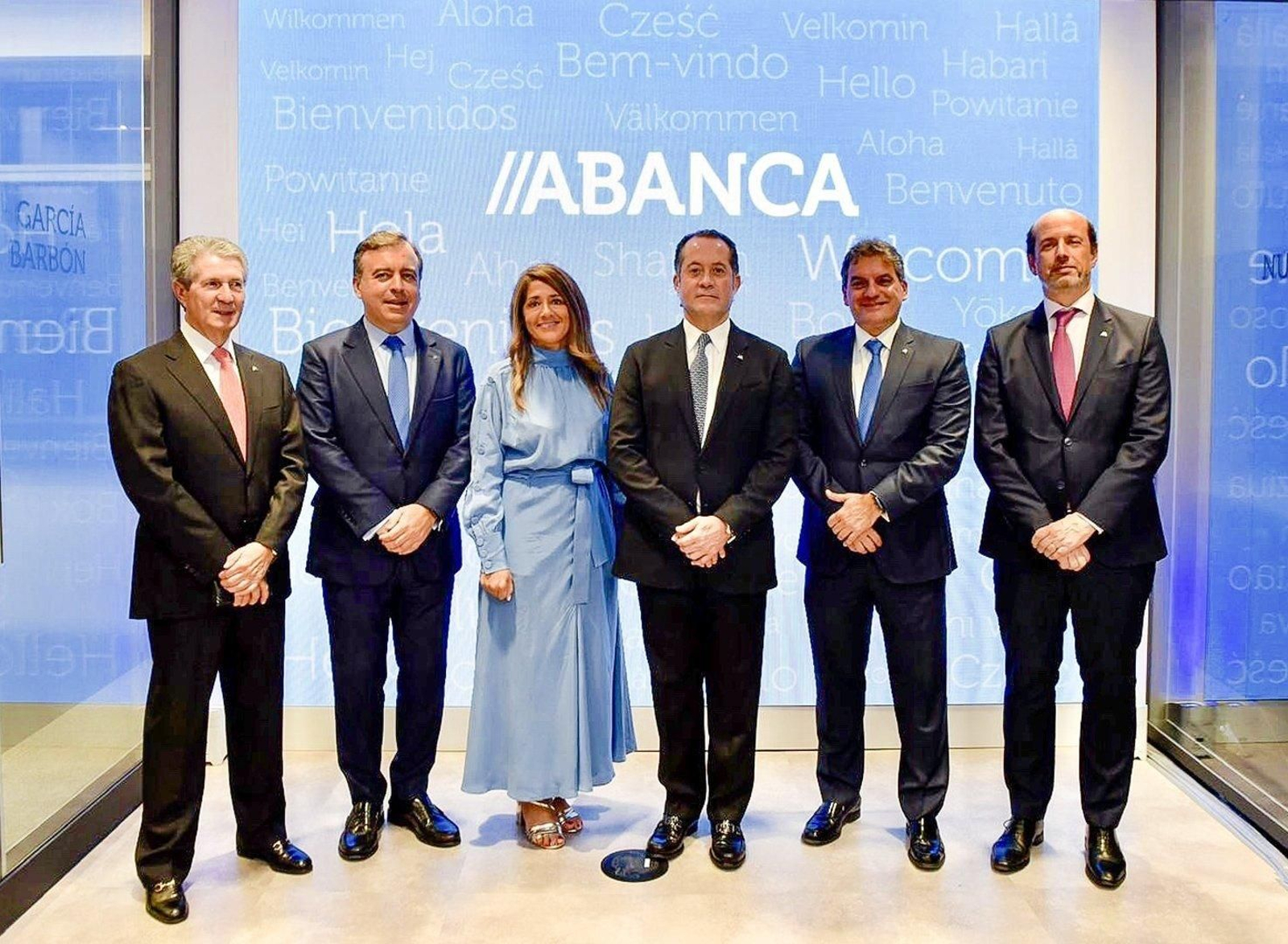 Eduardo Eraña, consejero; Francisco Botas, consejero delegado; Mónica Vázquez, directora de la oficina; Juan Carlos Escotet, presidente de Abanca; el consejero Pedro López, y el director de Negocio Internacional, Alfonso Caruana.