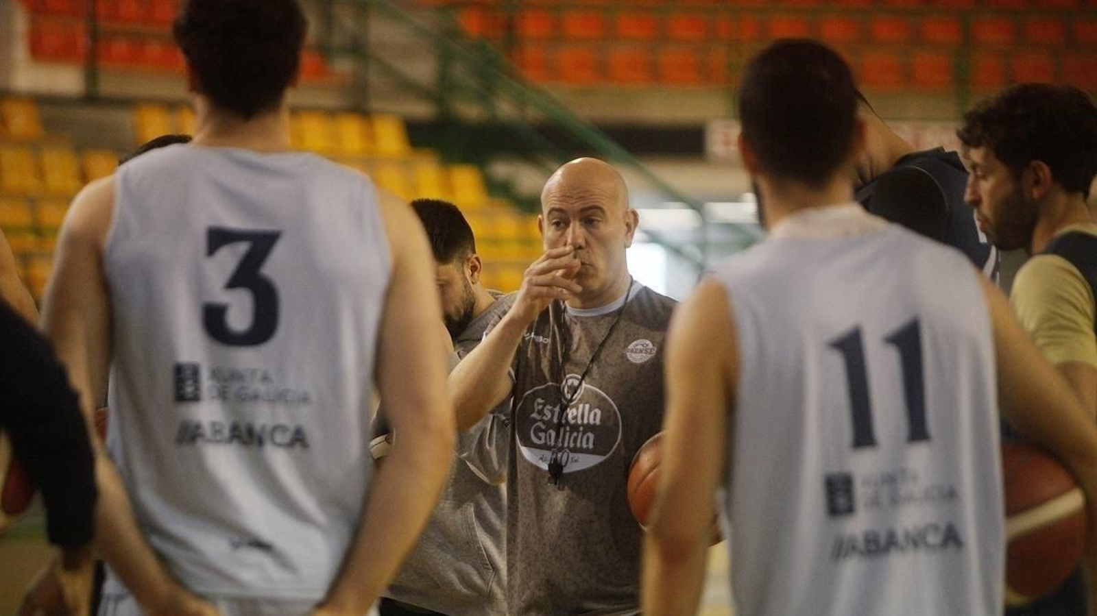 Félix Alonso habla con sus jugadores durante un entrenamiento en el Pazo.