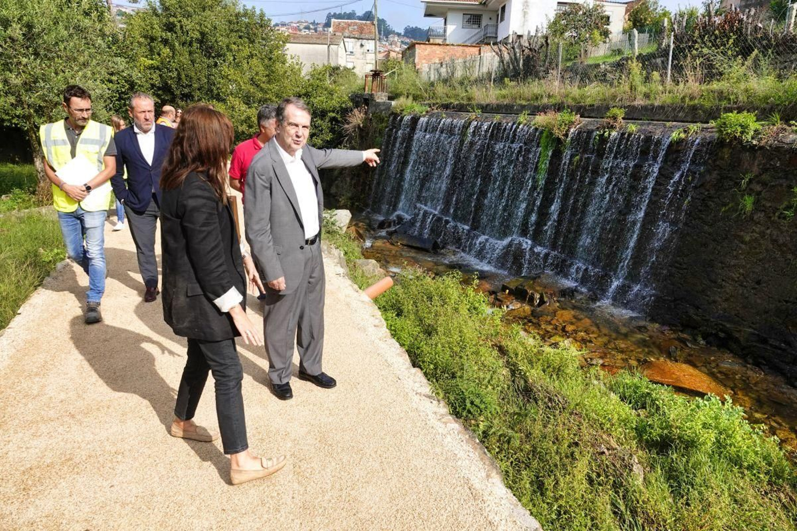 Abel Caballero junto a la concejala de Urbanismo, María José Caride, mostrando una pequeña catarata en el nuevo paseo.