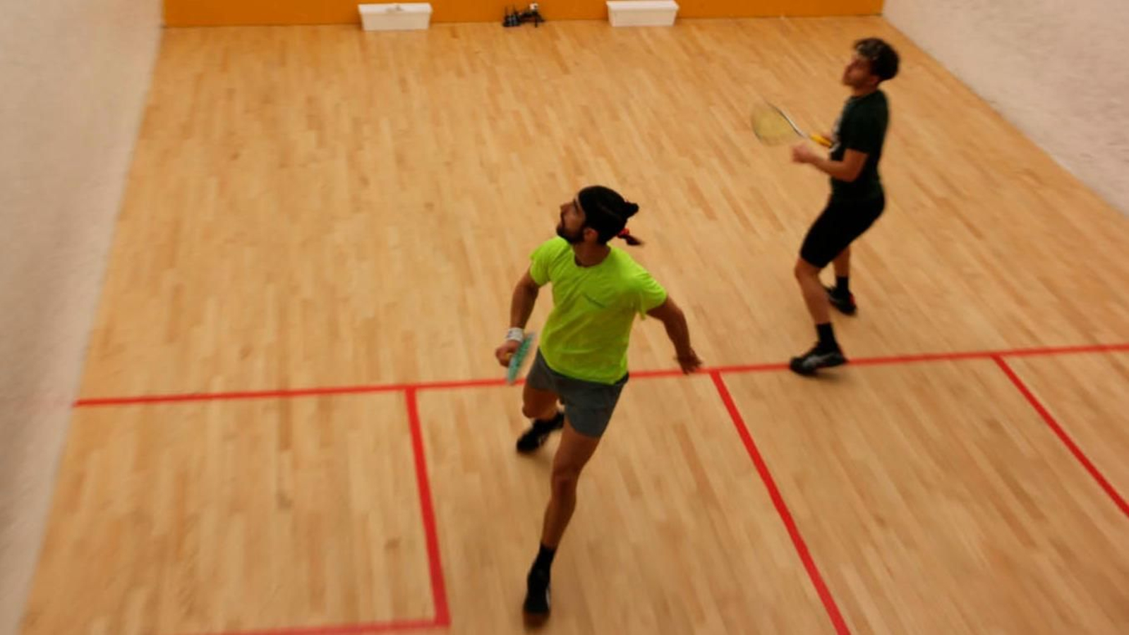 El vigués (de amarillo) persigue una bola con la mirada durante la final.