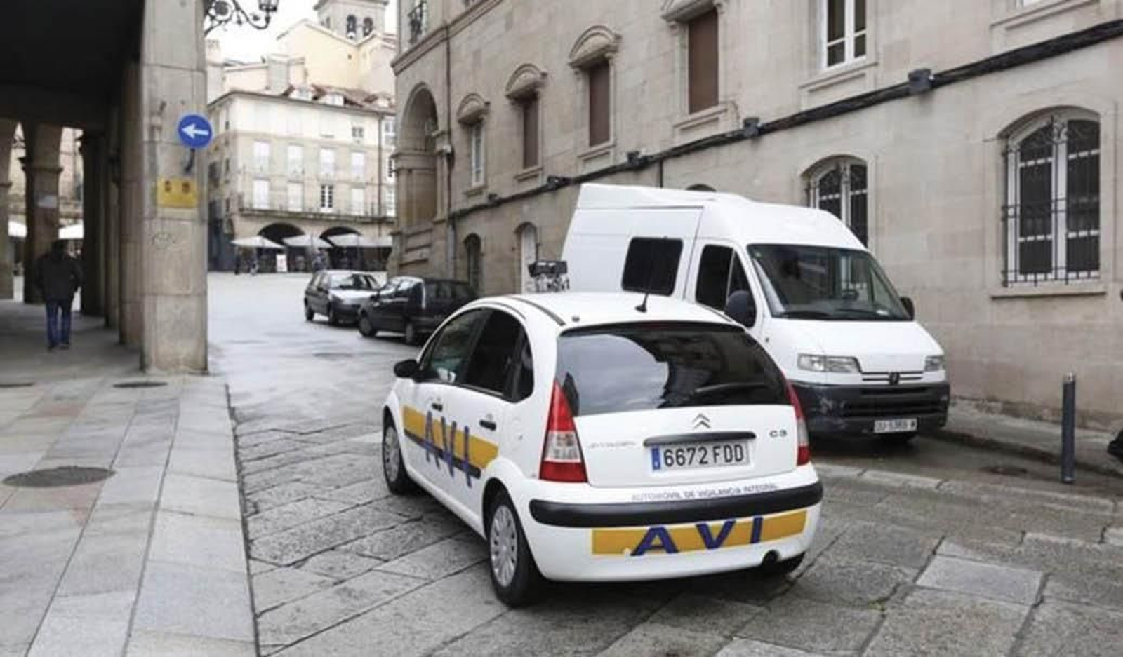 El  “multamóvil” del Concello, de servicio en la Praza Maior.