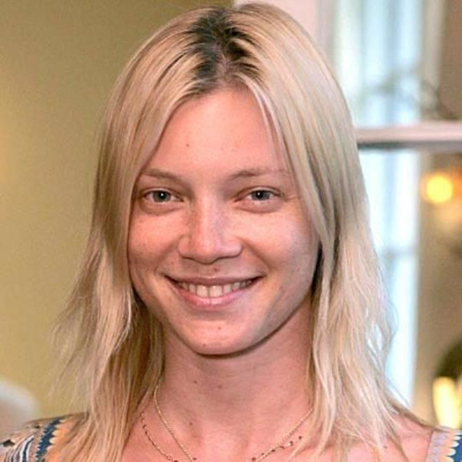 Amy Smart sin maquillaje