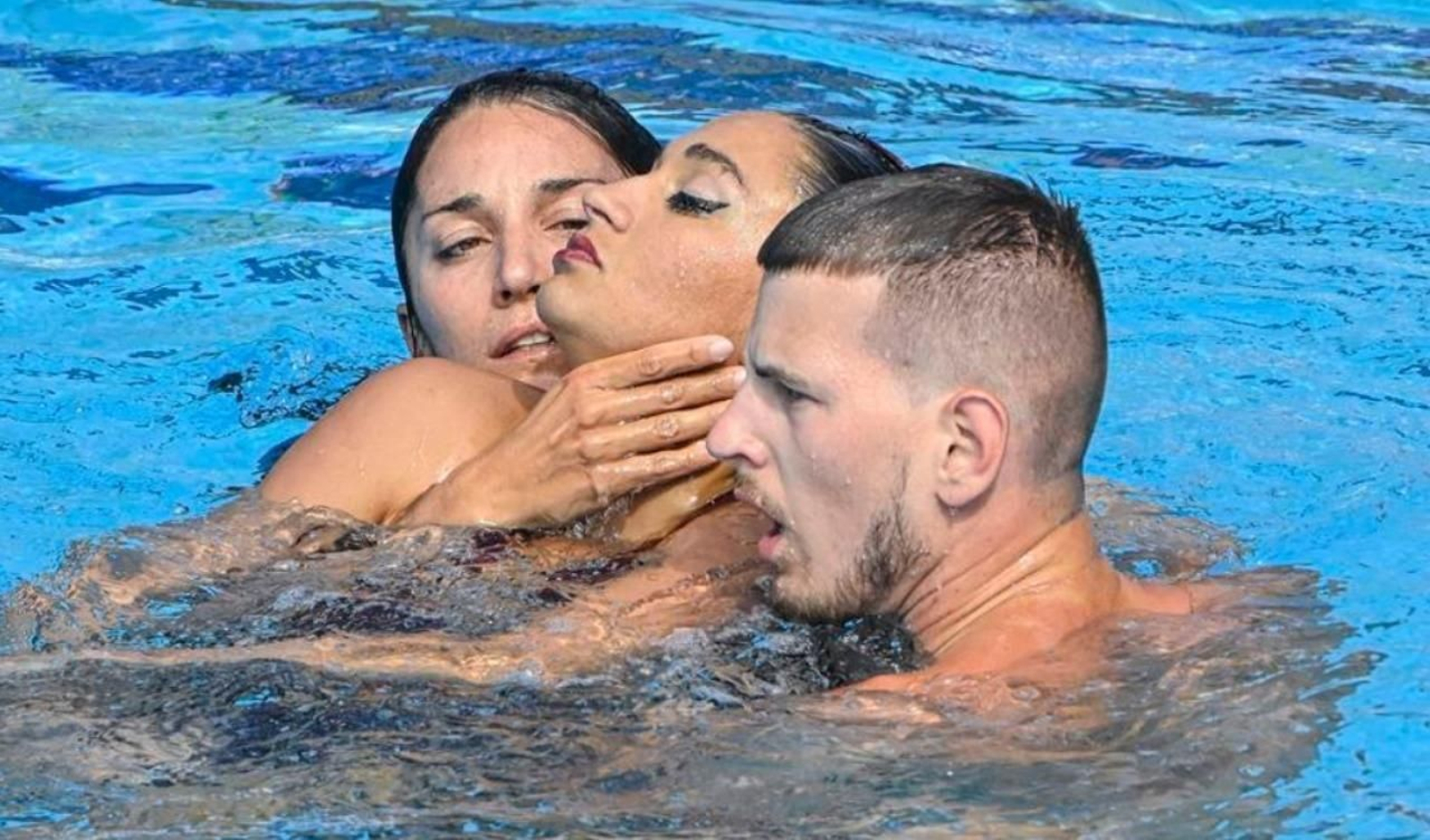 Andrea Fuentes rescata a Anita Álvarez. // EFE