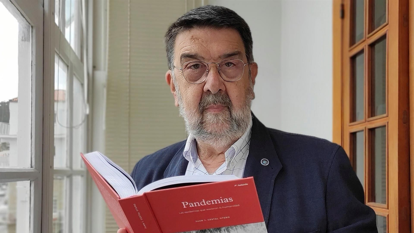 Juan Gestal con su nuevo libro sobre las pandemias.