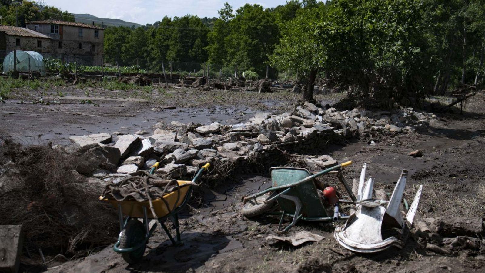 Fincas destrozadas tras desbordarse el río en Pradocabalos.
