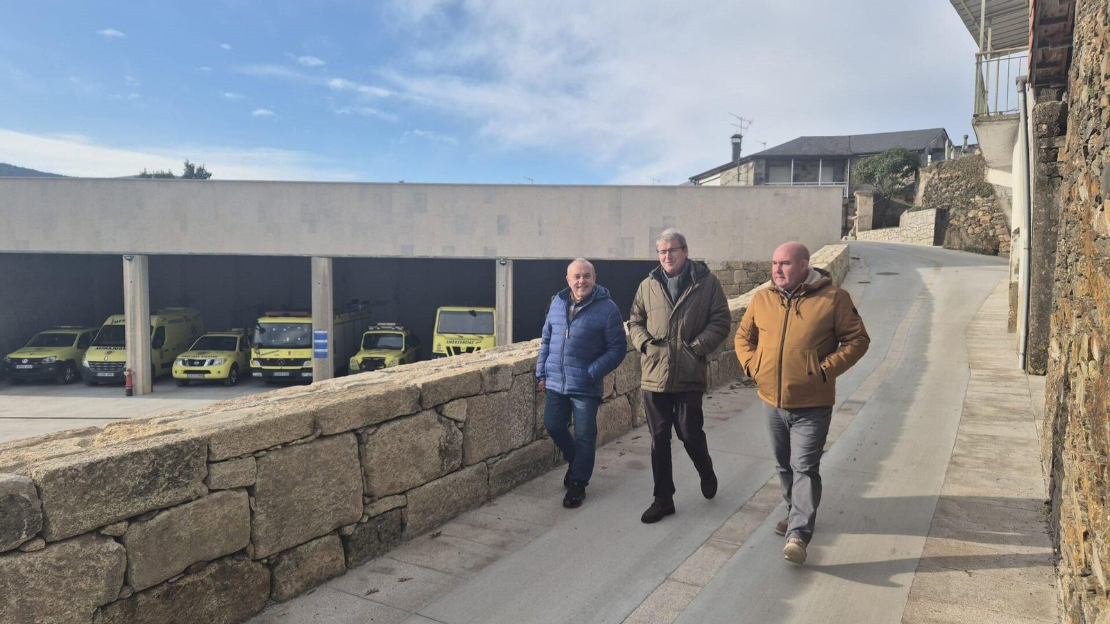 El delegado territorial de la Xunta en Ourense, Manuel Pardo, con el alcalde de Laza, José Ramón Barreal, en la visita a las obras de mejora.