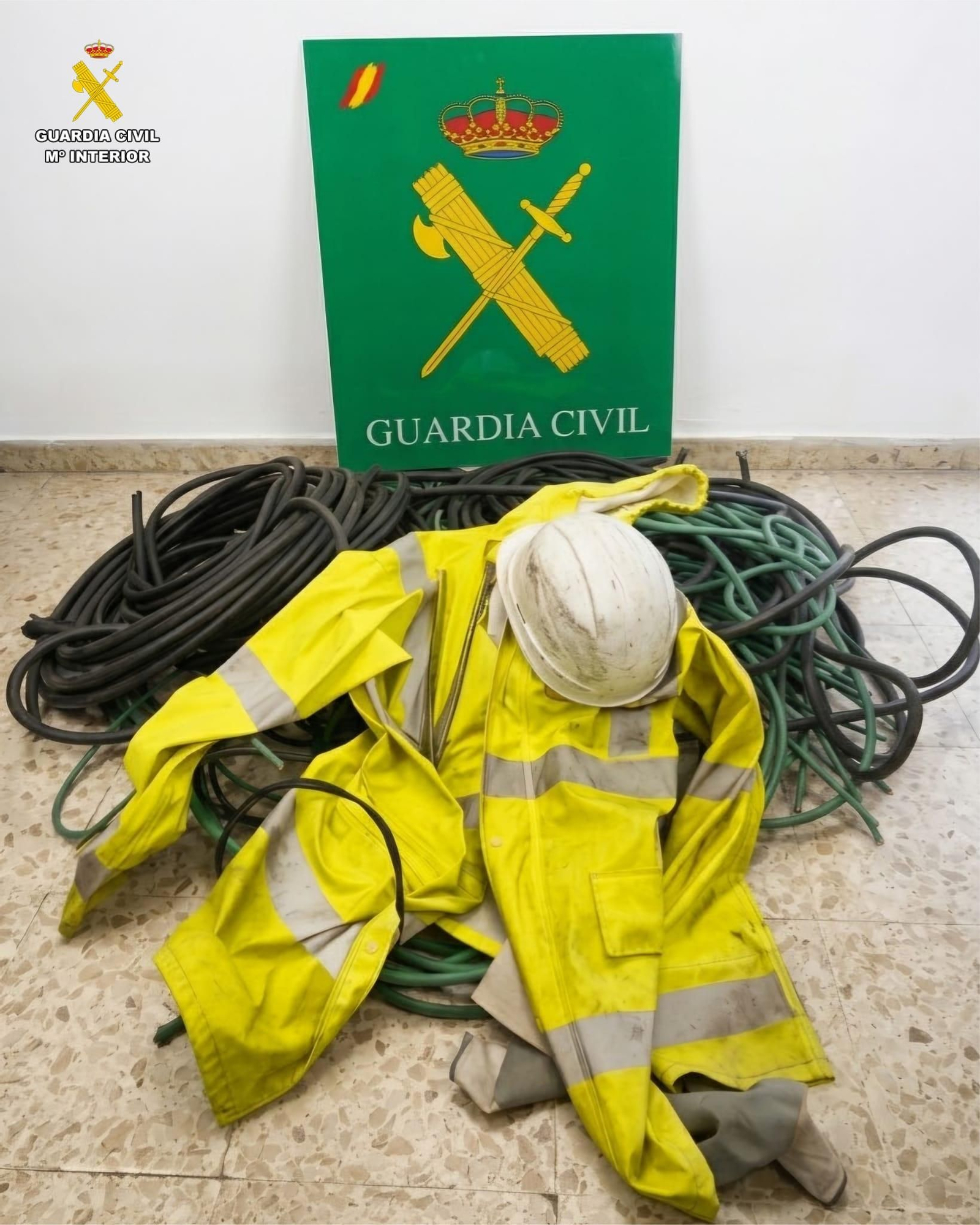 Indumentaria, accesorios y herramientas que usaban para hacerse pasar por operarios de mantenimiento.