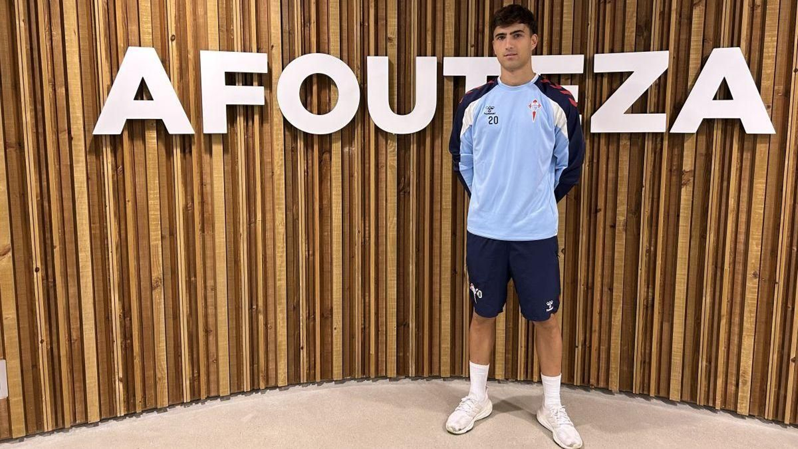 Javi Rodríguez, en la sala de prensa de la ciudad deportiva, delante de la palabra “afouteza”, una filosofía que defiende cada domingo.