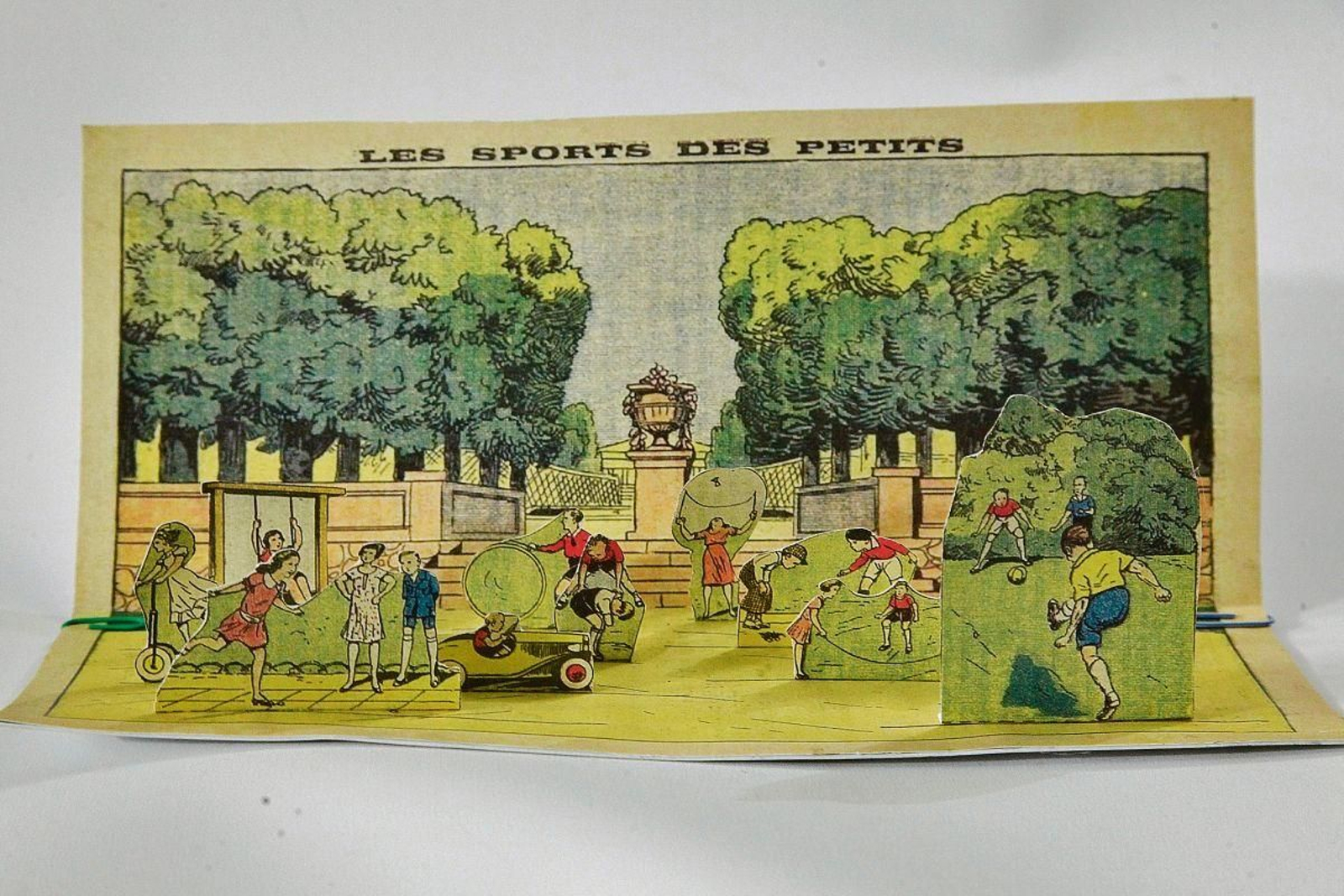 Animada escena infantil en un parque francés.