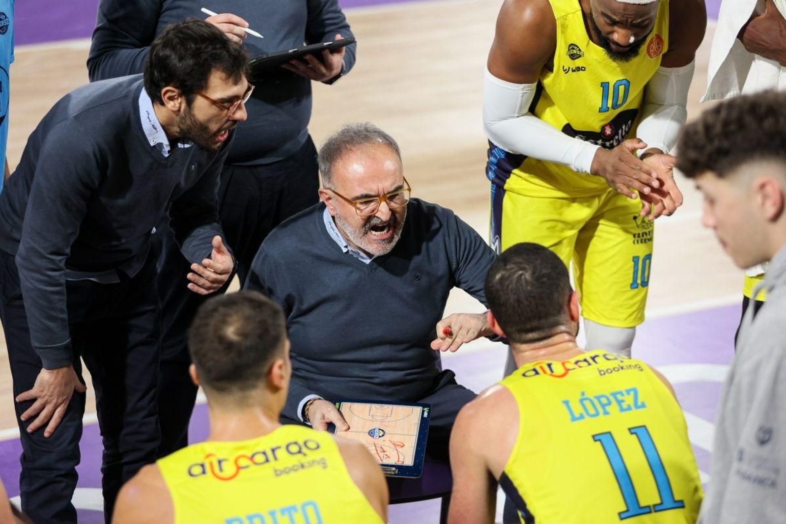 Diego Gómez y Moncho López, dan instrucciones.