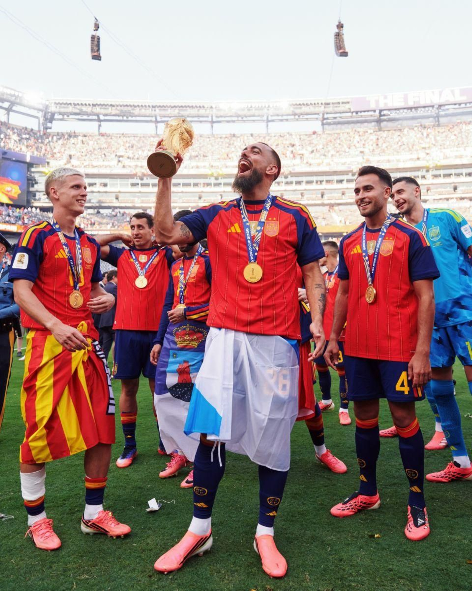 Borja Iglesias con la copa y la bandera gallega.