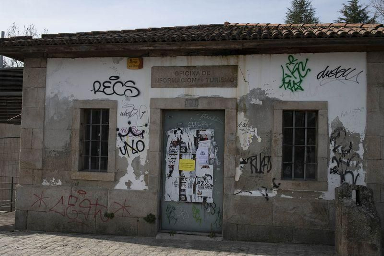 Ourense. 03/02/2022. Pintadas al patrimonio monumental de la ciudad. A Pontevella.
Foto: Xesús Fariñas