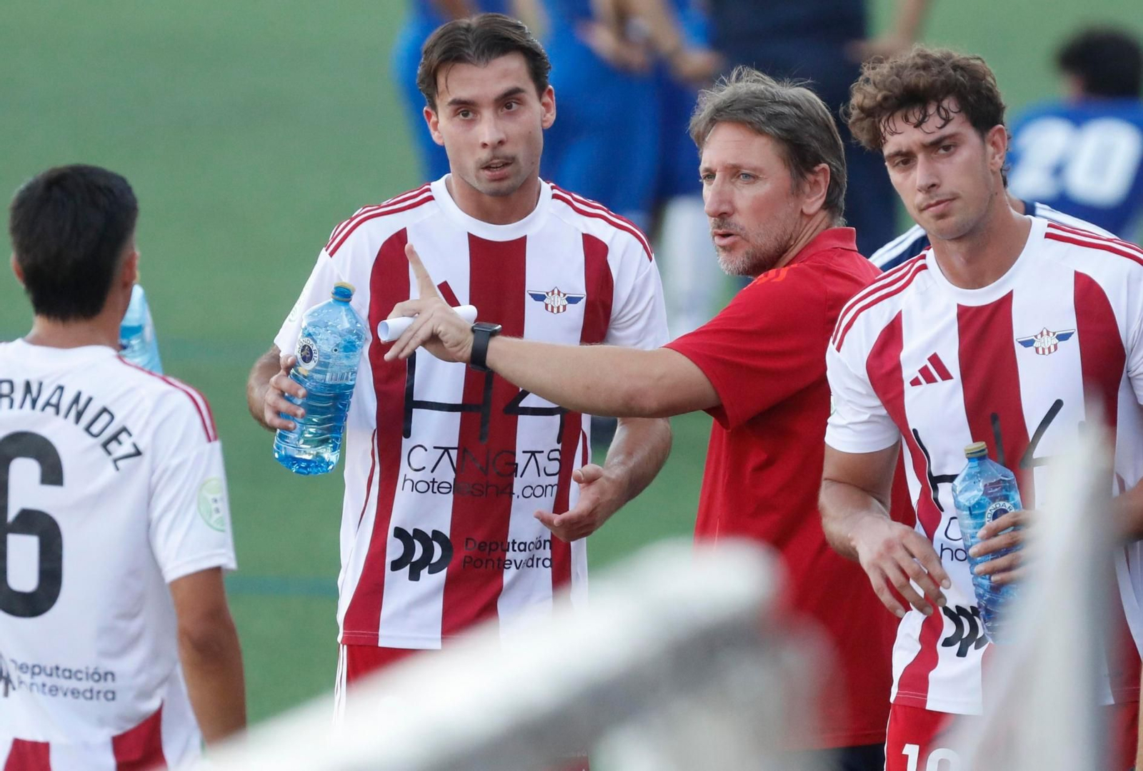 Rafa Villaverde da instrucciones a sus jugadores.