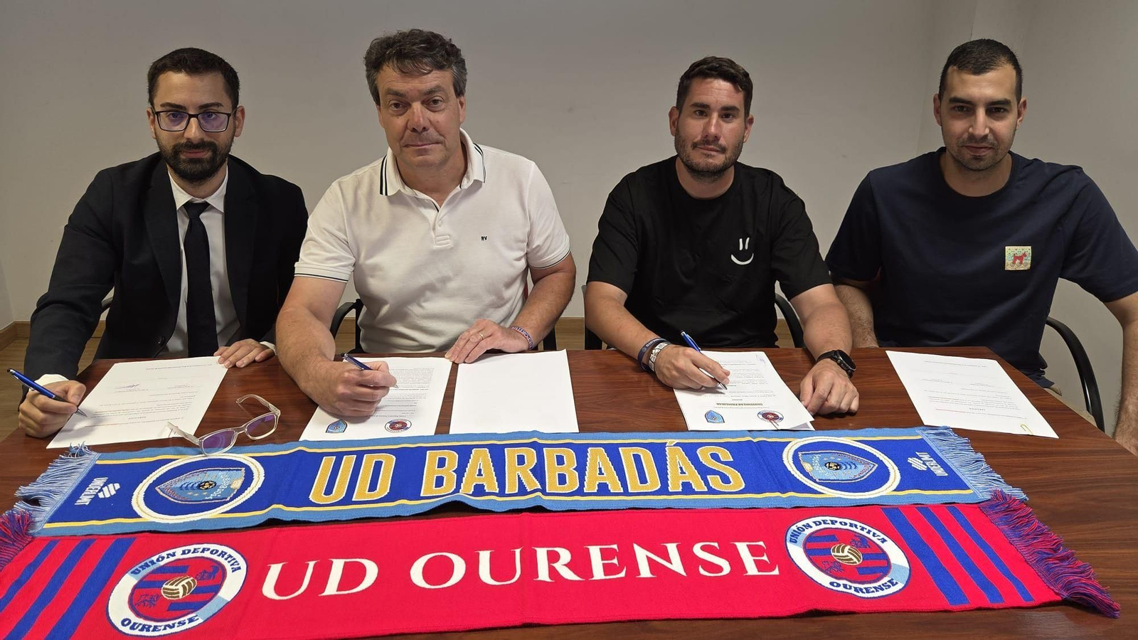 Firma del convenio entre la UD Ourense y la UD Barbadás.