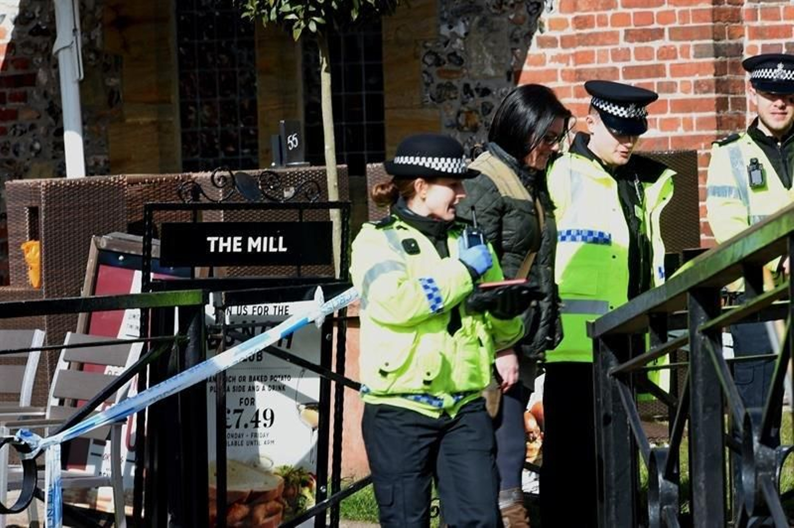 Los agentes que investigan la muerte del espía.